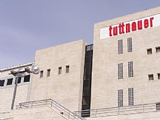 <P align=center>בניין TUTTNAUER</P>